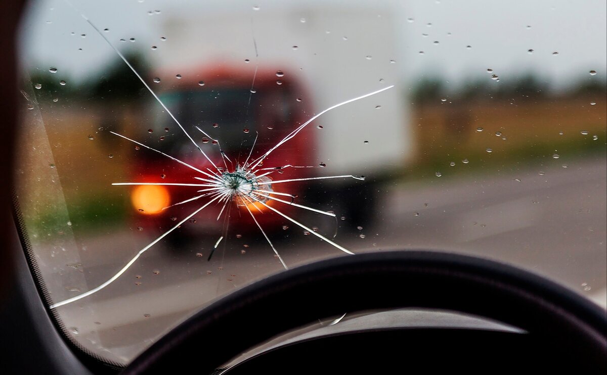 Трещины на лобовом стекле