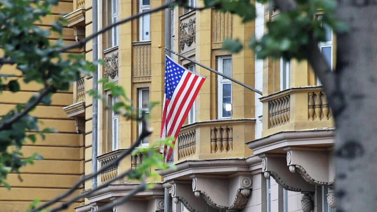    Флаг на здании посольства США в Москве© РИА Новости / Наталья Селиверстова