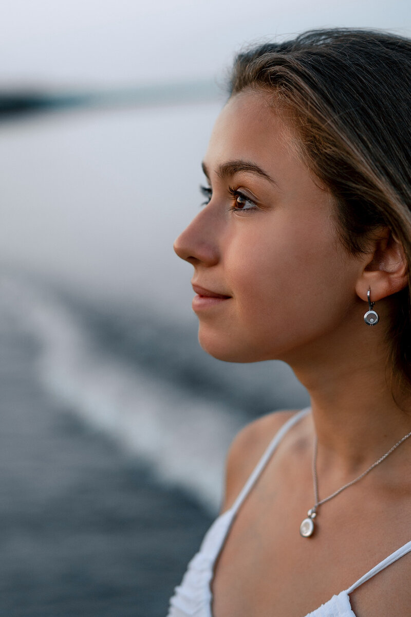     На Камиле: серьги и подвеска Chopard из коллекции Happy Diamonds Icons, белое «этичное» золото, бриллиант. Фото: Евгения Каштанова