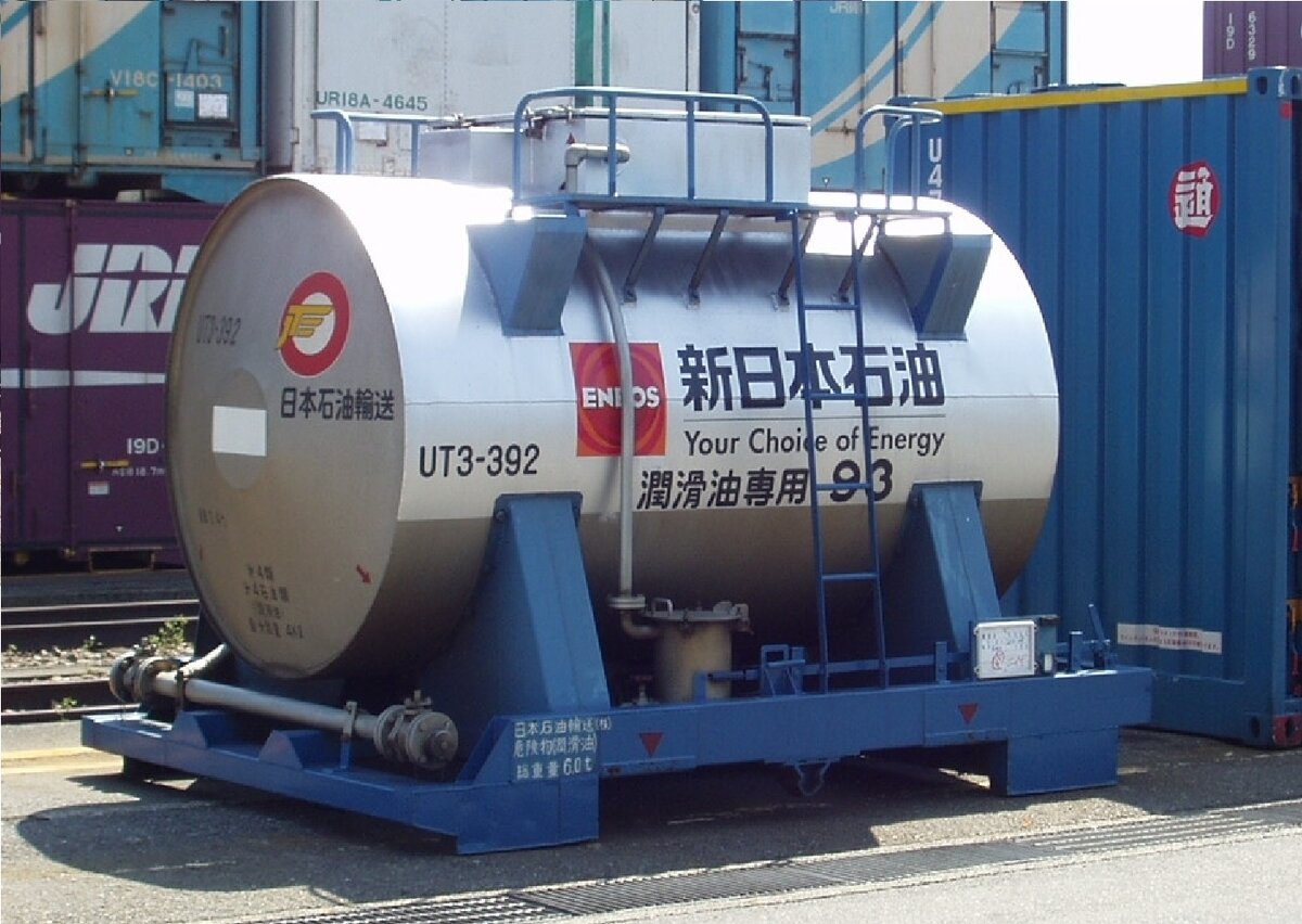 Цистерна с нефтью для жд/перевозок внутри Японии. Источник: https://upload.wikimedia.org/wikipedia/commons/e/eb/UT3-392_%E3%80%90%EF%BC%AA%EF%BC%AF%EF%BC%B4%E6%97%A5%E6%9C%AC%E7%9F%B3%E6%B2%B9%E8%BC%B8%E9%80%81%EF%BC%88%E6%96%B0%E6%97%A5%E6%9C%AC%E7%9F%B3%E6%B2%B9%EF%BC%89%E3%80%91Containers_of_Japan_Rail.jpg