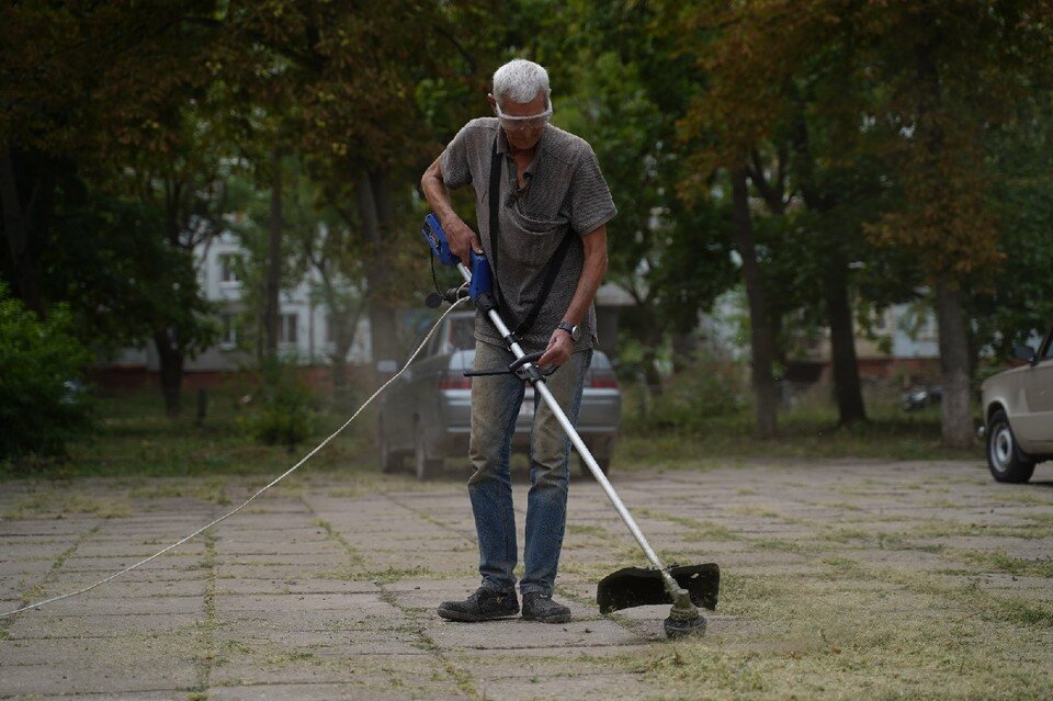     Бригада «Зеленстроя» убирает территорию школы № 64 Александр ИВАНОВ