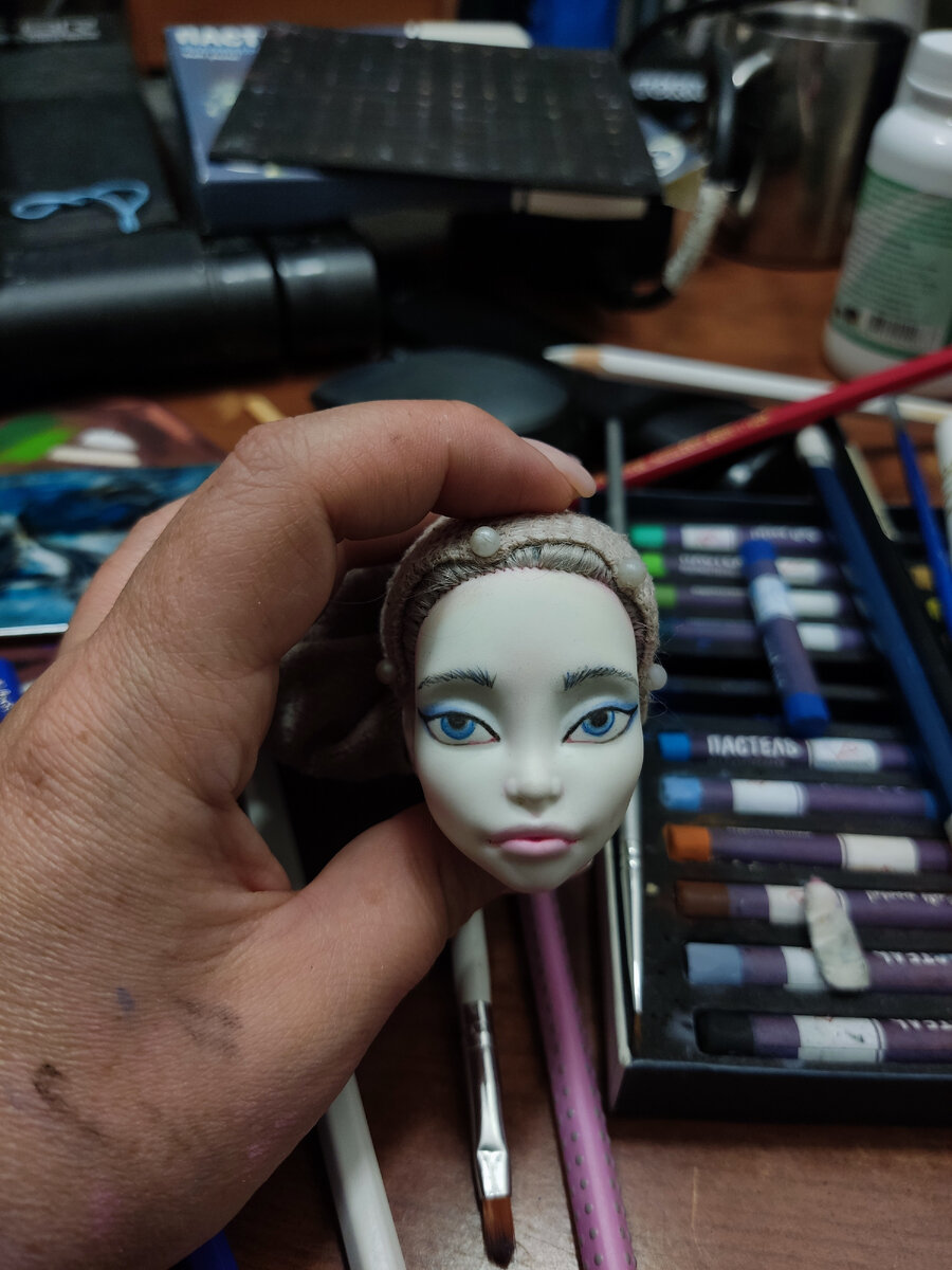 Голубые тени, сразу вспомнились макияжи 90х и 00х годов