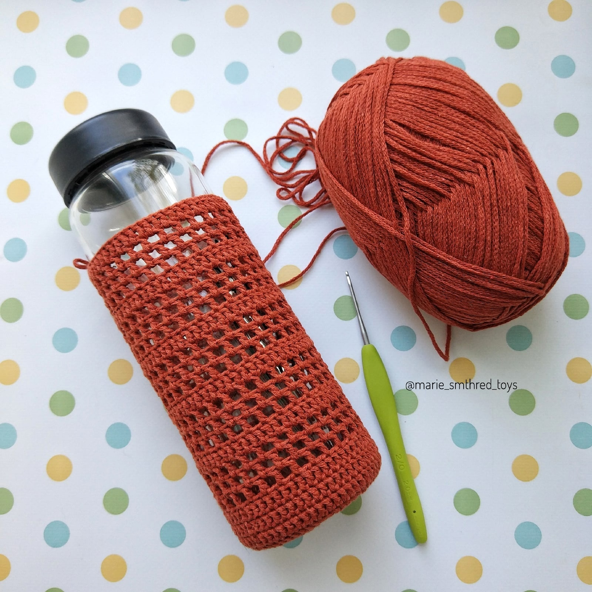 Вязаный чехол на бутылку крючком. Вязаный декоративный чехол на бутылку. Обвязать бутылку крючком. Вязаный чехол на бутылку крючком. Обвязанная бутылка.