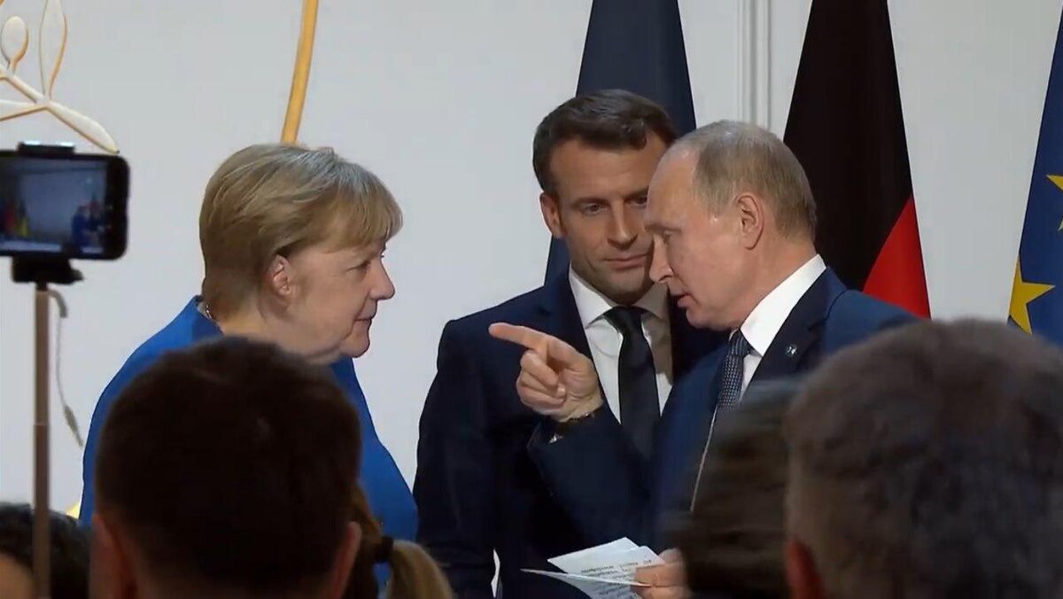 A. Merkel, E. Macron, V. Poetin. Foto van oop bronne.