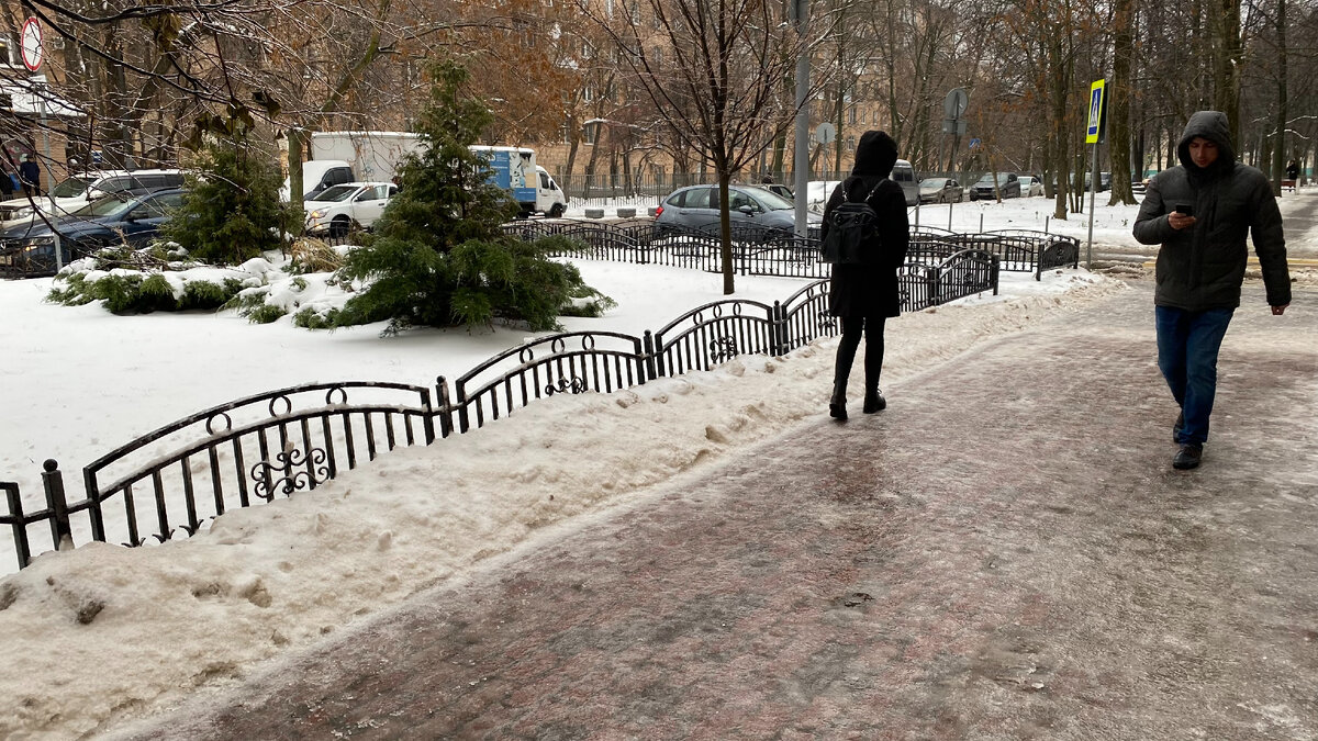 Тротуар или каток? Фото автора.