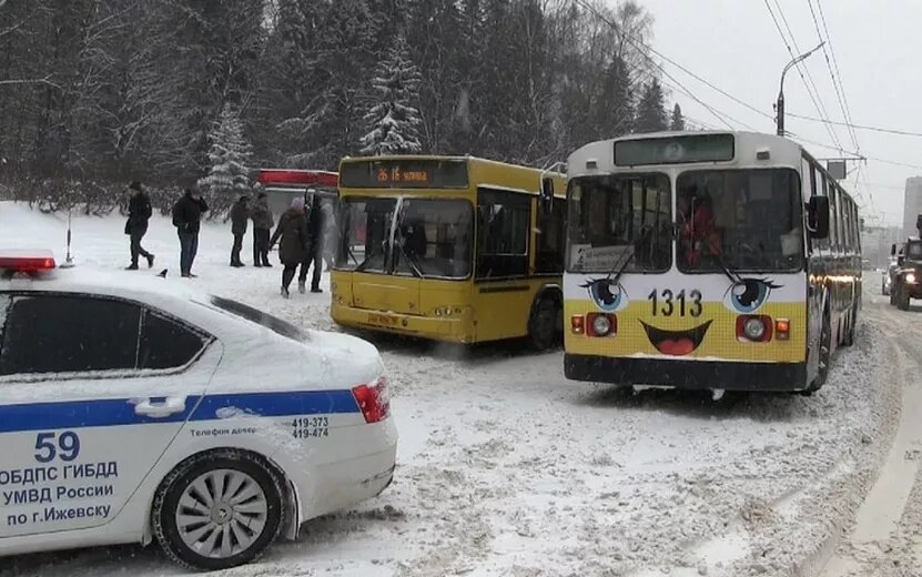    Ребенок и пенсионерка пострадали в столкновении троллейбуса и автобуса в Ижевске