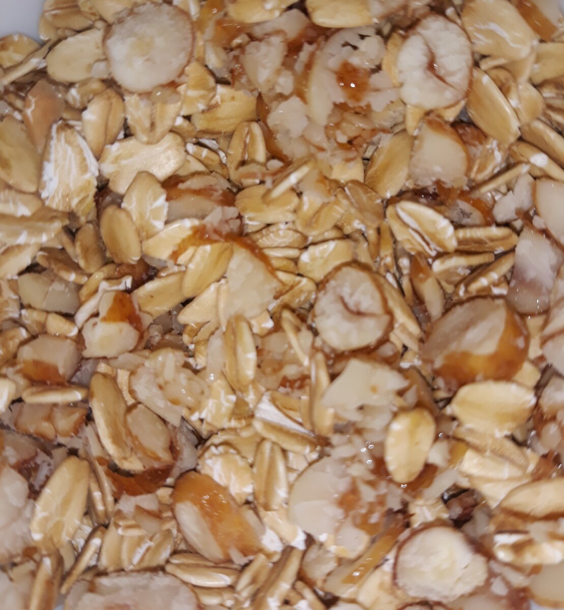 Смесь овсянки с арахисом, изюмом и отрубями. Осталось залить кипятком, молоком или йогуртом