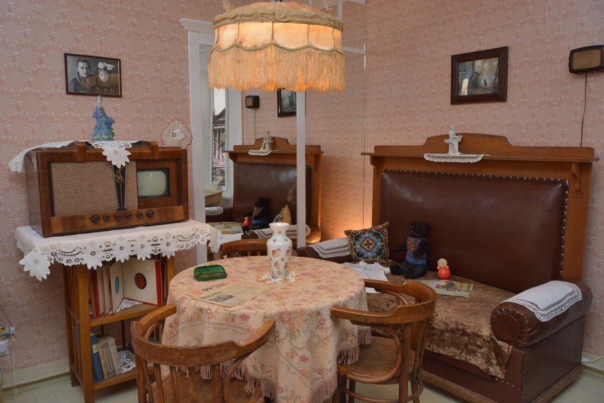 Интерьер 1950-х. Источник: Выставка «История и культура Сергиева Посада ХХ века». 