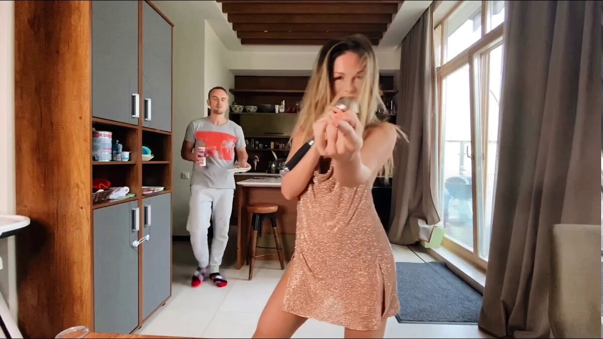 Нюша поёт песню "Цунами" дома на кухне