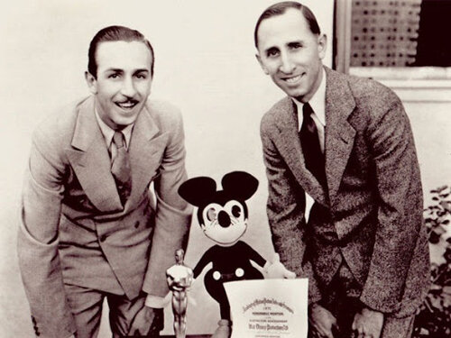Уолт Дисней (слева) и его брат Рой