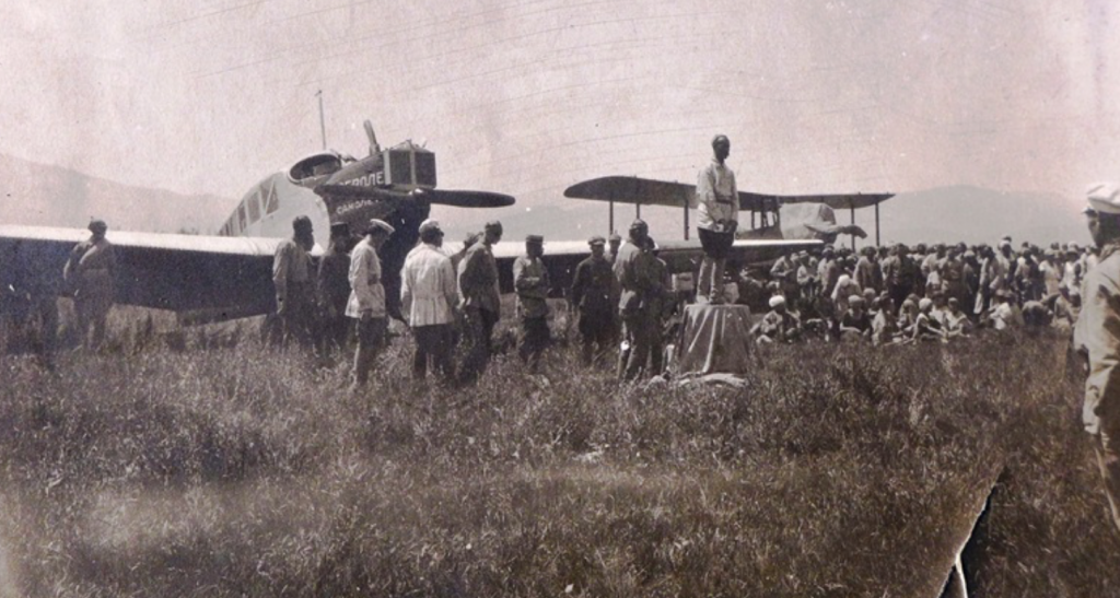 Душанбе 1930 год, председатель Сталинабадского горсовета Абдукарим Розыков выступает на общегородском митинге в честь открытия нового столичного аэропорта и образования Душанбинского авиаузла. На снимке один из двух первых пассажирских самолетов Юнкерс «F.13», поступивших для постоянной работы на воздушных трассах Таджикистана и одномоторный двухместный биплан У-2