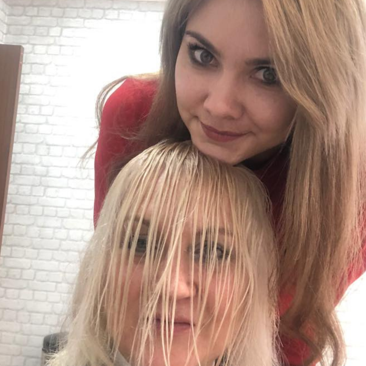 Моя любимая стилист - Алена Романова.  ней я спокойна за мои волосы.