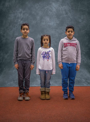 Обада говорит: «Некоторые местные жители относятся к нам хорошо, а некоторые на дух не переносят. Твердят, что арабы им не нужны». Байласан нравится школа в Берлине, учитель говорит, что она делает успехи. Их отец остался в Сирии. Фото: Робин Хэммонд