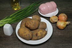 Как пожарить картошку с колбасой на сковороде? Подготовьте все необходимые ингредиенты.