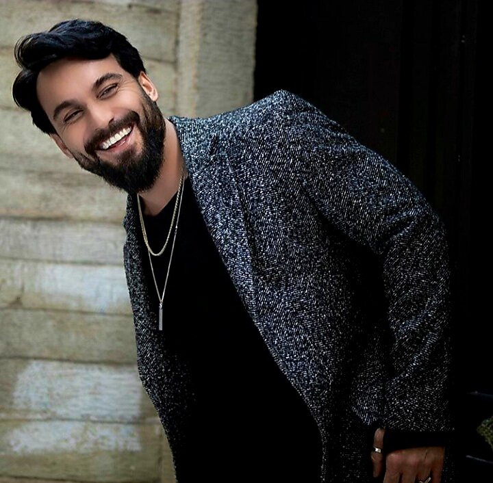 "Наша семья становится больше. Добро пожаловать, Али Эрсан Дуру!" Фото: Instagram @sencalkapimi