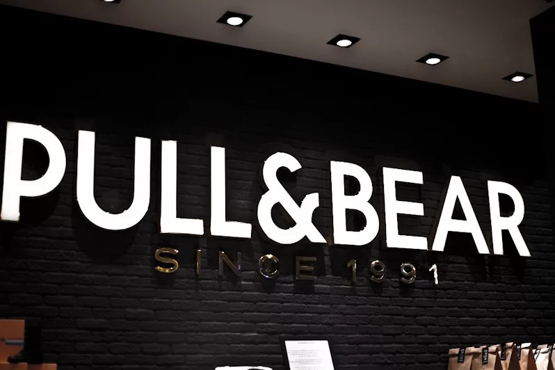 Pull turkey. Вывеска Pull Bear. Фирма Pull Bear. Pull and Bear значок. Пулл энд Беар логотип.