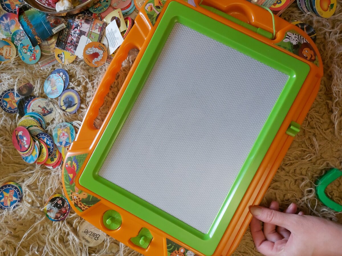 Всем доброго времени суток! В этой публикации я бы хотела провести обзор планшета для рисования из магазина "Детский мир". 🖍Цена такого товара около 700 руб. 💰Плюс минус скидка. 💸Это с одной стороны дороговато, на мой взгляд. Учитывая то, что планшет довольно хрупкий и при малейшем нажатии может треснуть. ☹