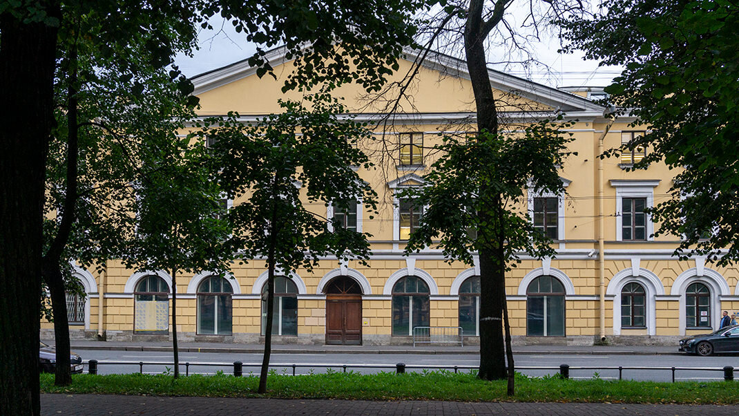 Конногвардейский бульвар 4. Казармы лейб-гвардии конного полка. Конногвардейский бульвар Санкт-Петербург. Конногвардейские казармы.