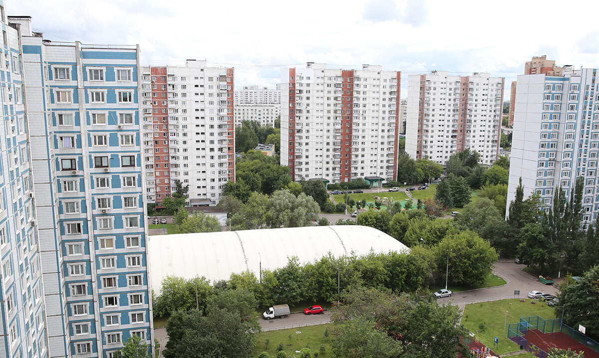 Дом построен в далеком 1990, и планировка квартиры соответствует моде того времени.