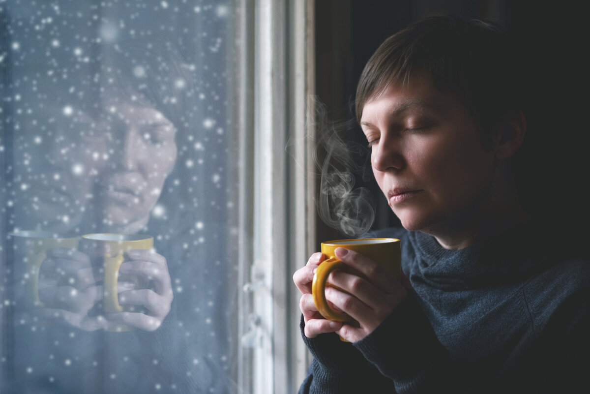 Женщина у зимнего окна