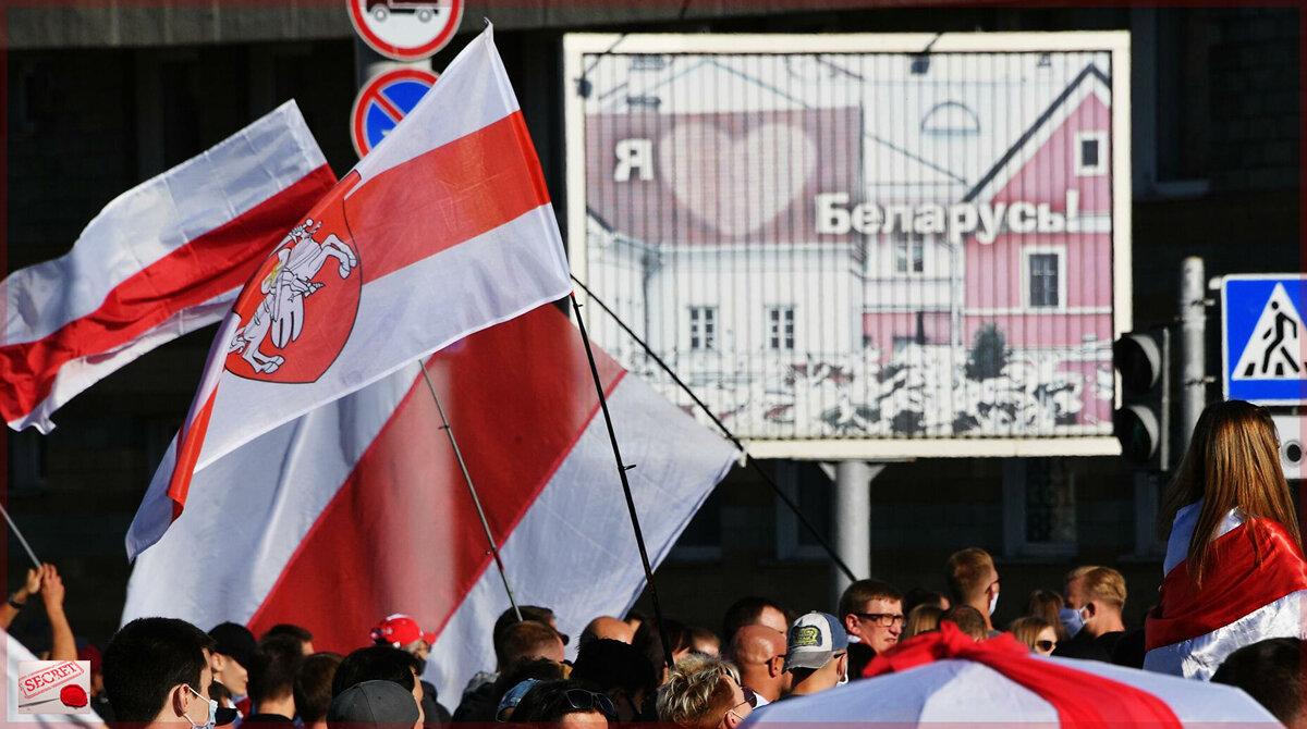 Бело-красно-белые флаги на протестах в Беларуси 2020 года