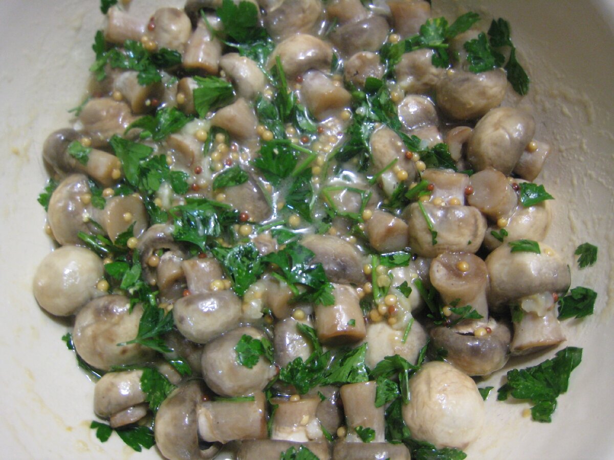 Маринованные грибы с луком и маслом на стол