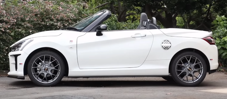 Вид сбоку кабриолета Copen GR Sport.