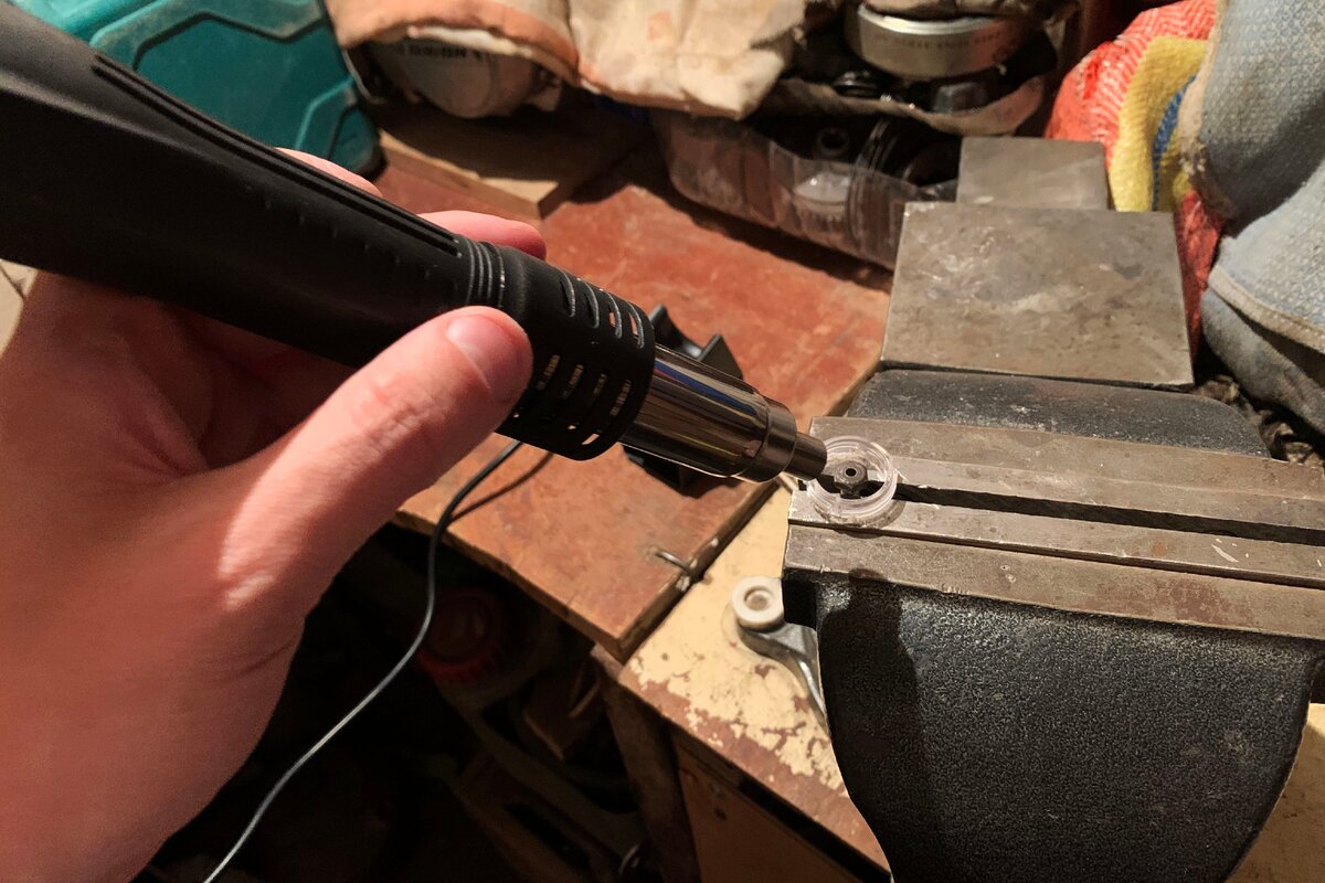 Температуру выставил в районе 400 градусов. Также хорошо подойдет строительный фен.