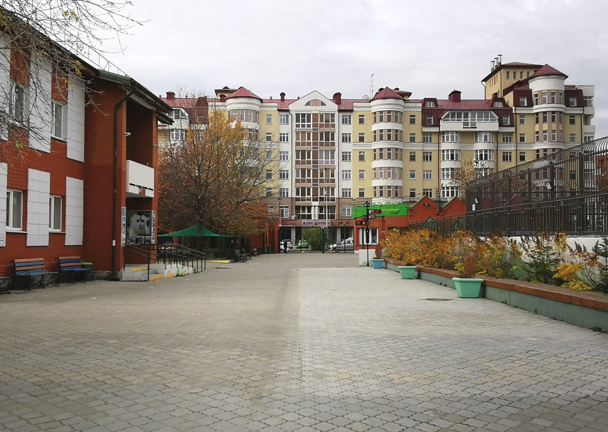 Справа — вольер белых медведей. Один из красавчиков дальше.
