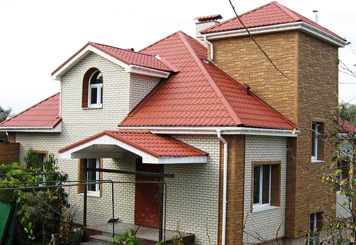 Дом с отделкой фасадными плитамиИсточник domcom.ru