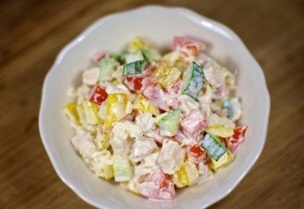 Салат с курицей и овощами