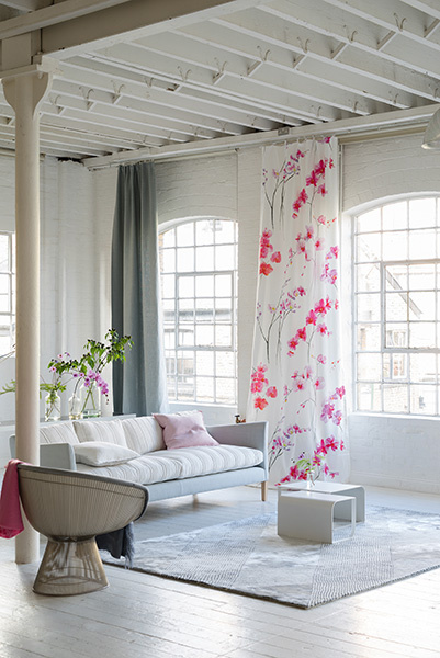 В коллекции Berwick Fabrics преобладают полосы и геометрические формы . Эта коллекция, сделанная из жаккардового переплетения, идеально подходит для многих видов внутренней обивки, таких как изголовье кроватей, подушки, мягкая мебель, жалюзи, шторы и портьеры. С богатыми цветами, варьирующимися от мягких серых до яблочно-зеленых и ягодно-красных, ткани хорошо сочетаются практически с любой цветовой палитрой.