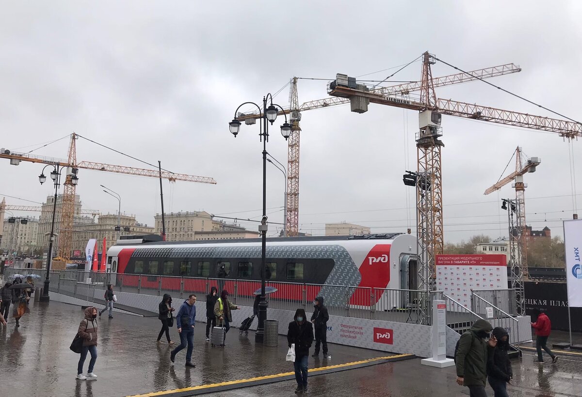 Общий вид изделия с крыльца Павелецкого вокзала. Такой себе ракурс, честно говоря: задний план со стройкой - еще ладно (куда ее денешь? Да и строят там глобально!), но вечно снующий с вокзала и на вкозал народ... Впрочем, тут та же история, что со стройкой позади макета: и строить надо, и людям ехать надо. :)