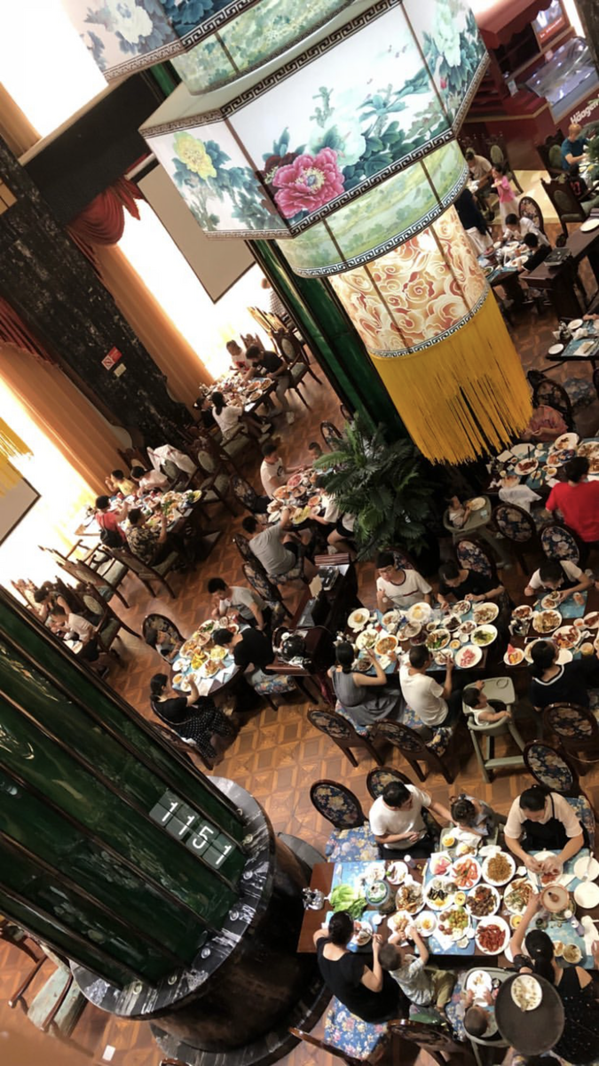 Обратите внимание на количество еды за каждым столиком