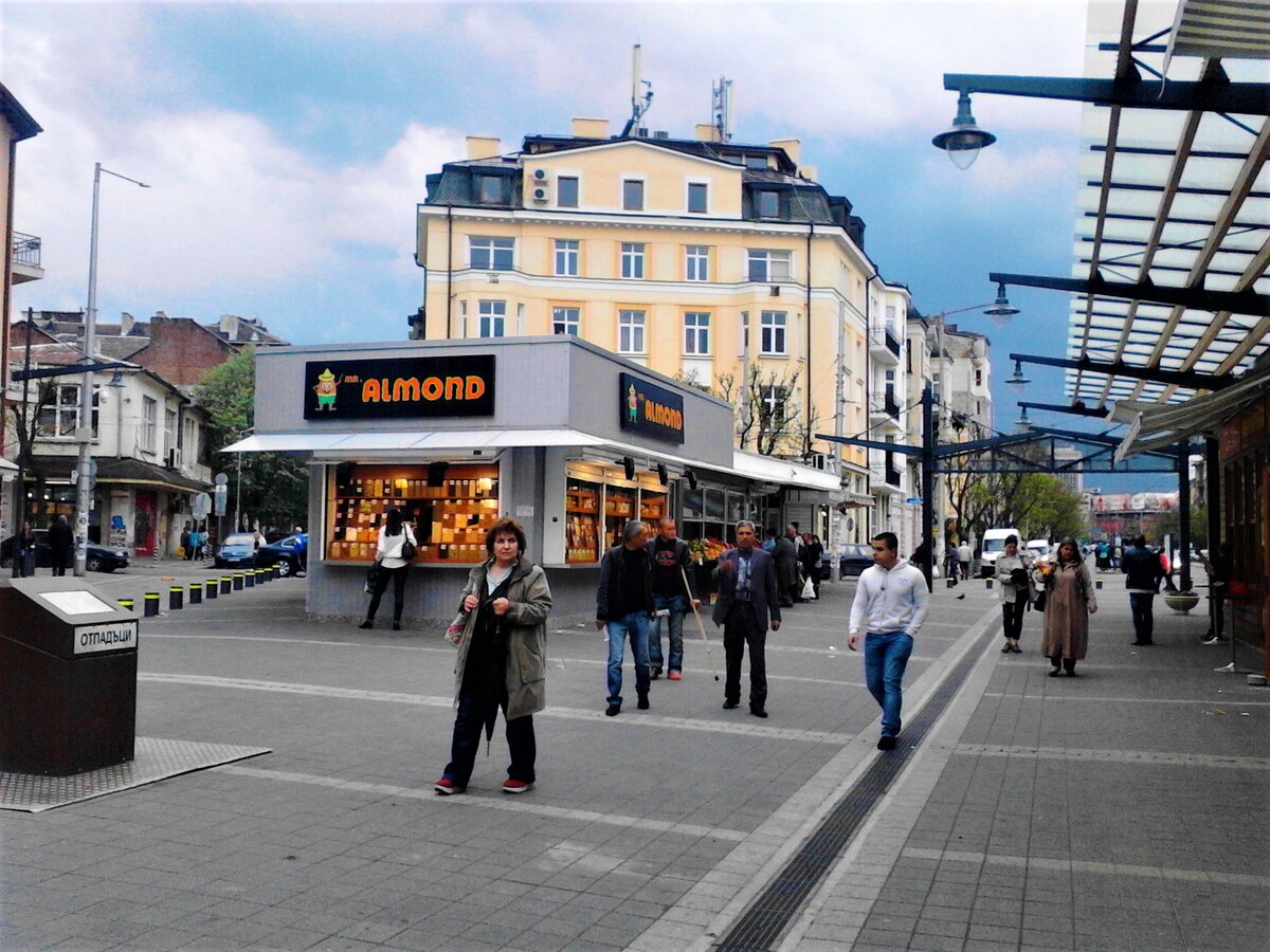 В Софии множество киосков, где продают орехи и оливки.