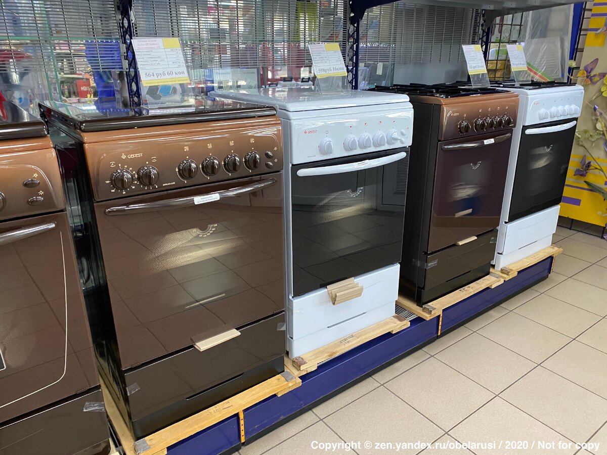 В магазине бытовых товаров в Минске. Плиты Gefest - газовые и электрические.