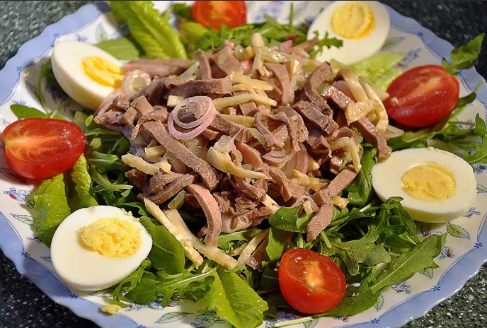 Обложила вокруг варенными яйцами , томатом и шпинатом. Очень пикантно выглядит