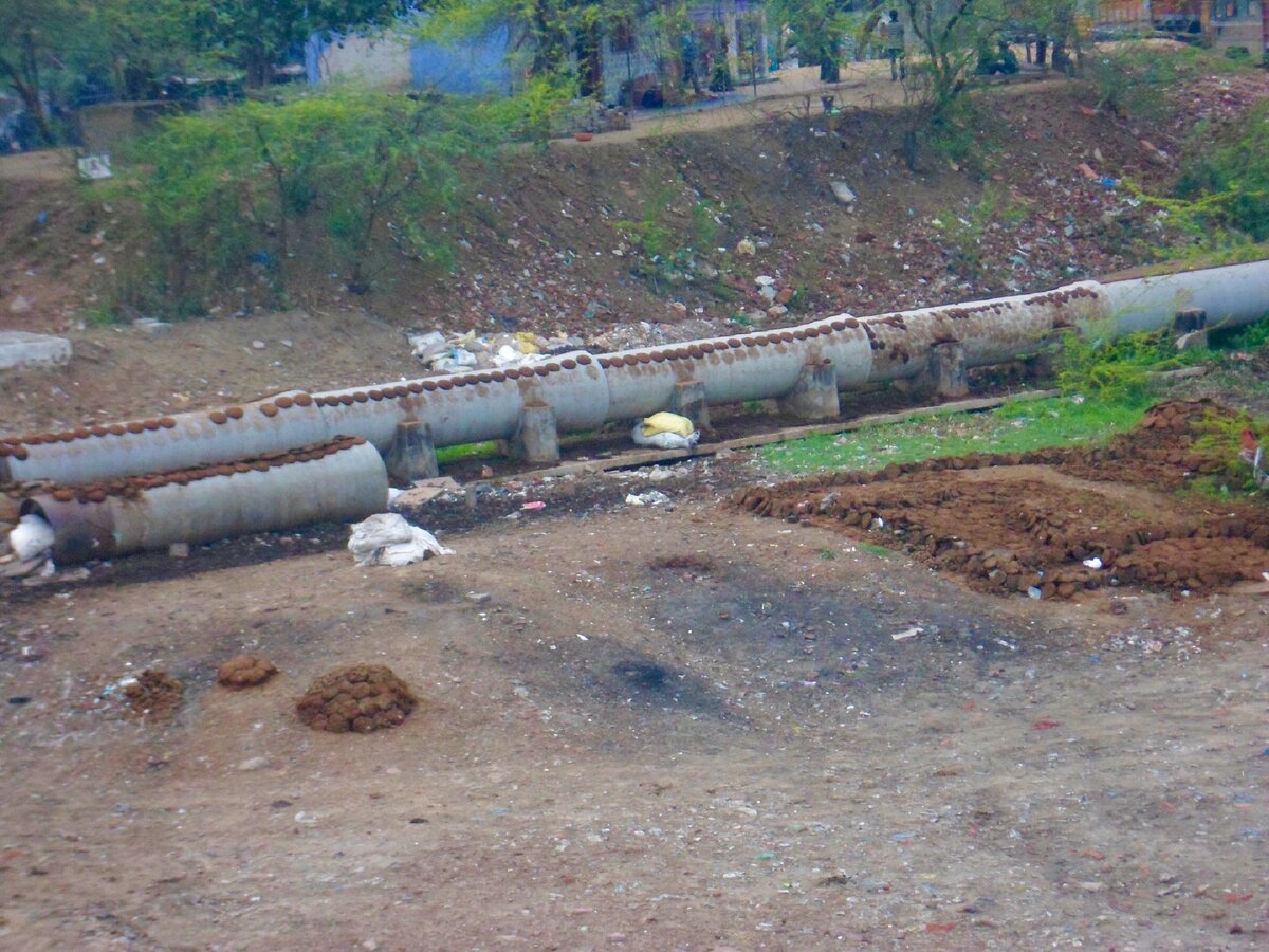 Сушка кизяков на канализационной трубе