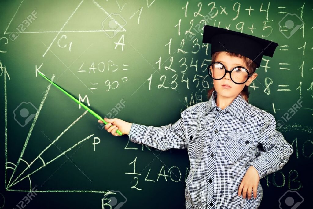 Источник: http://kirovskoe-school.ru/wp-content/uploads/2019/01/20897792-portrait-of-a-boy-in-round-glasses-and-academic-hat-standing-near-the-blackboard-in-a-classroom--1024x683.jpg