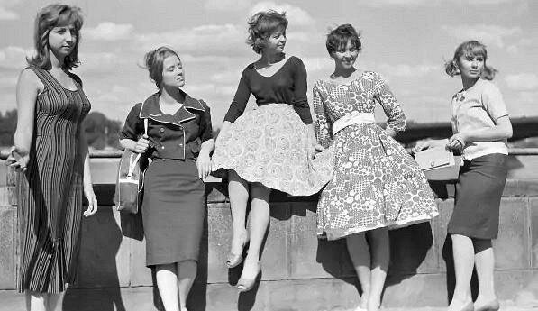 В то время у женщин не было возможности выделиться. Крайне сложно было найти такую одежду, чего бы не было у других. Ведь вся одежда была однотипная. 