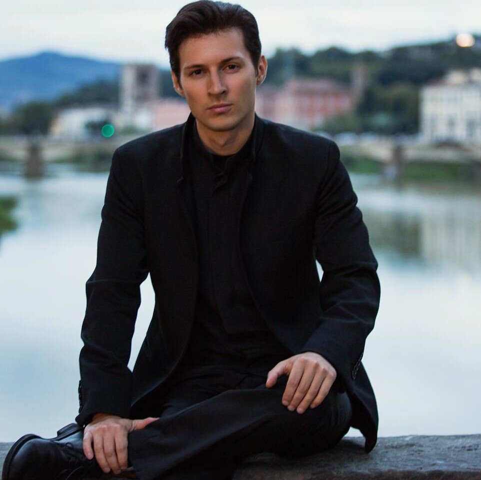 Павел Дуров - 36-летний долларовый миллиардер, известный как создатель социальной сети "Вконтакте" и мессенджера "Telegram". Добился успеха ещё в далеком 2006 году (создание Вконтакте), в 2014 году переехал из России навсегда. На сегодняшний день ведет здоровый образ жизни и практикует осознанность. 
Фото из профиля во Вконтакте Павла Дурова.