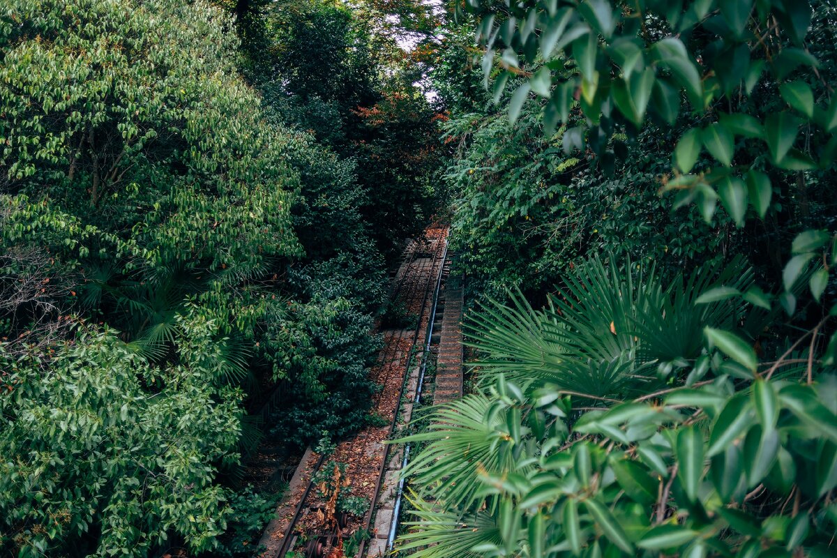 Кстати, гуляющие мимо туристы, часто останавливаются здесь и размышляют на тему этих рельс 