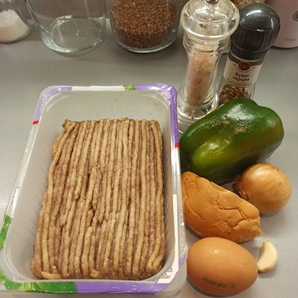 Фарш индейки, яйцо, хлеб, лук репчатый, чеснок, перец болгарский, перец, приправа для курицы, соль по вкусу