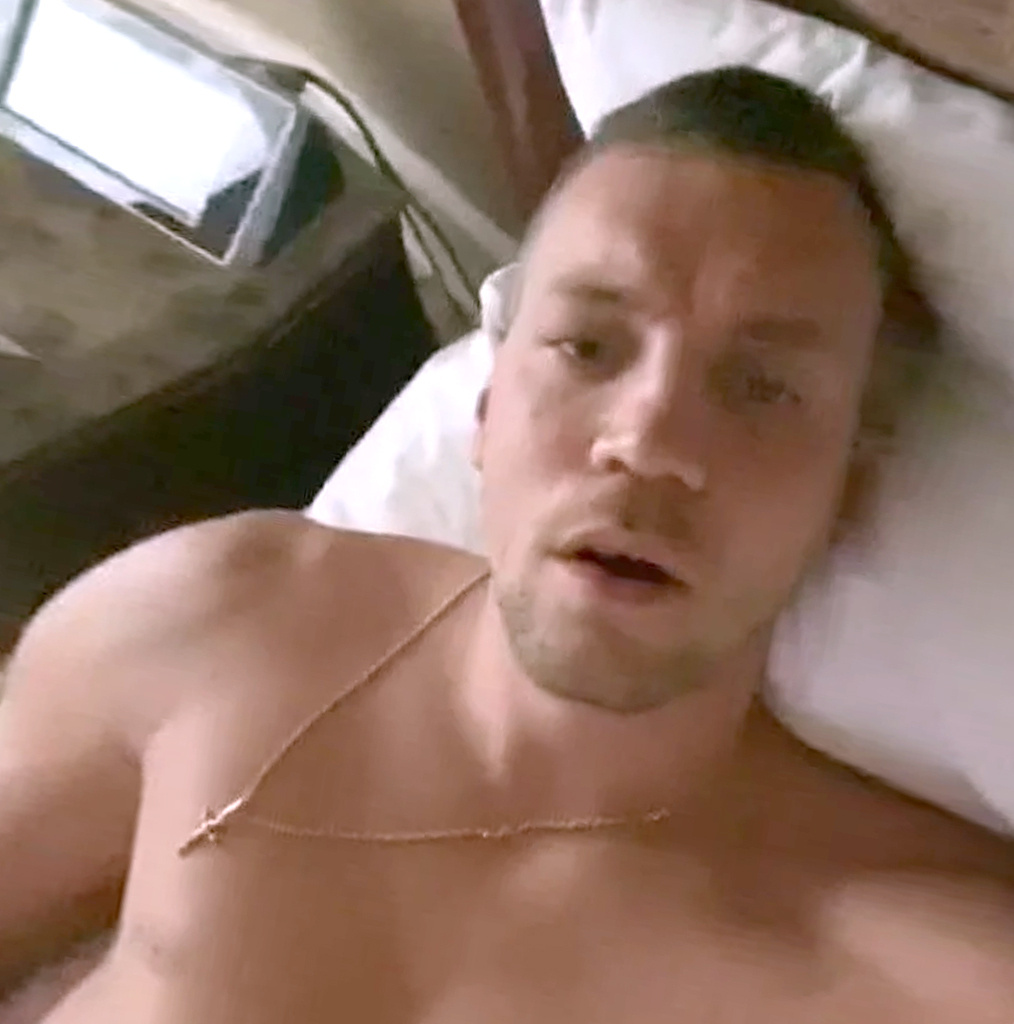 Черчесов созвонился с Дзюбой и выразил ему поддержку после инцидента со слитым видео 
Игрок и тренер вместе решили, что сейчас для него не самое лучшее время ехать в сборную, дабы оградить от излишнего негатива и напряжения как команду, так и самого футболиста. У Артема же будет время нормализовать ситуацию. Рассчитываю, что в режиме работы команды на данном сборе эта тема больше подниматься не будет.
