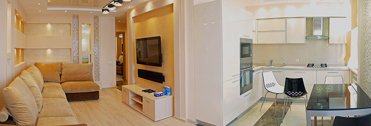 Жители хрущевок нередко желают сделать квартиру комфортнее, поэтому часто решаются на перепланировку. Хозяева хрущевки могут придумать собственный дизайн и приняться за проведение ремонтных работ. Однако произвести перепланировку квартиры без согласования с соответствующими инстанциями нельзя. В статье рассмотрим подробнее, как правильно осуществить перепланировку.Популярные способы перепланировки
Увеличение свободной площади в ванной.
Ванна, установленная в сан. узле, занимает очень много места. Поэтому жильцы хрущевок могут заменить ее на более компактную душевую кабинку. В некоторых квартирах предусмотрен раздельный сан. узел. В этом случае площадь увеличивают за счет соединения двух помещений.Объединение комнаты и кухни, путем демонтажа стены.
Популярным вариантом является переделка однокомнатной хрущевки в квартиру-студию.Переделка антресолей и кладовых в широкие вместительные шкафы.
Ограничения при перепланировке
Главная сложность при перепланировке возникает у жильцов, которые пользуются газовой плитой. По нормам комната с газовой плитой должна быть отделена от жилых помещений дверью или плотной перегородкой. По этой причине перестроить такую хрущевку в студию не получится.Для расширения площади ванной и туалета иногда используется часть коридора. Такие работы нельзя проводить без согласования с инстанциями. К тому же важно убедиться, что часть коридора, которая используется для расширения не относится к жилой комнате.Перепланировку хрущевки можно проводить только при соблюдении следующих условий:во время работ не затрагиваются несущие конструкции;
вследствие перепланировки не ухудшаются условия проживания;
не увеличивается потребление электричества и воды;
устанавливается только то бытовое оборудование, под которое предусмотрены инженерные коммуникации хрущевки;
работы не меняют пластику фасада.
Согласование с инстанциями
Серьезные ремонтные работы необходимо согласовывать с БТИ. Следует составить эскиз проекта и утвердить его в Жилищной инспекции.После завершения работ инспектор проверяет соответствие эскиза с реальной планировкой хрущевки. Если работы произведены в соответствии с планом, на руки выдается специальный акт, который надо предоставить в БТИ.Такая упрощенная схема согласования используется при проведении несущественных работ в хрущевке. Если же планируются масштабные работы, дополнительно потребуется специальное техническое заключение, разрешающее работы и подробный проект перепланировки.