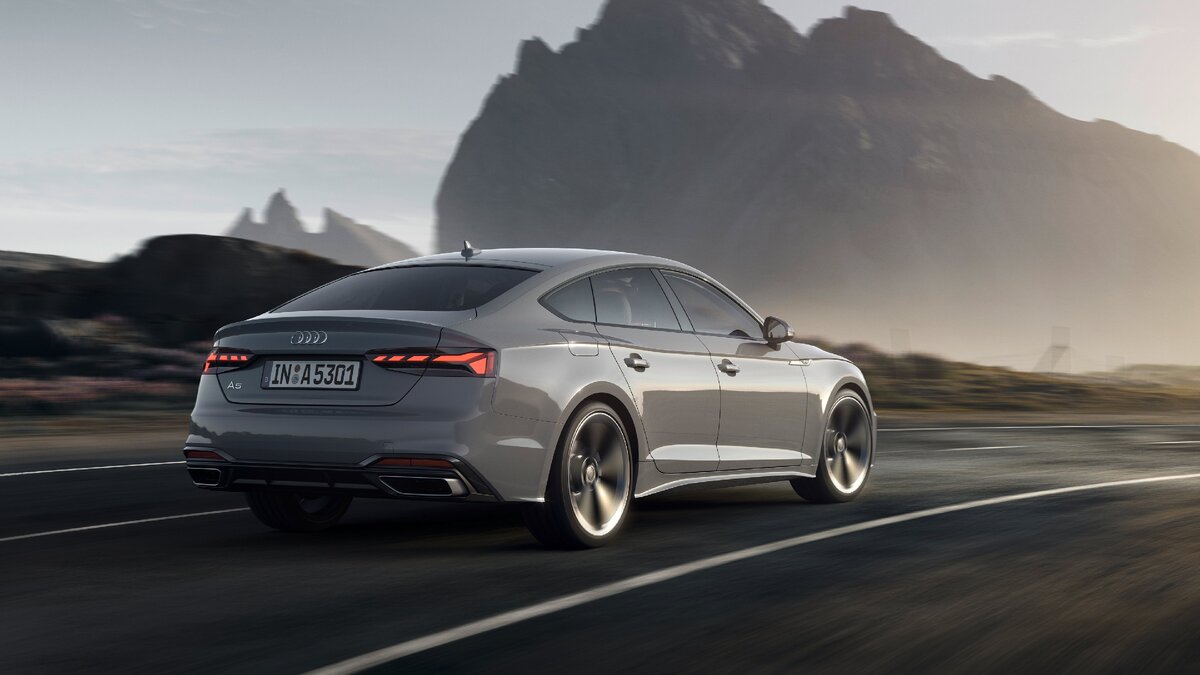 ...впрочем, как и с А5 Sportback  с пятью дверьми и покатой крышей.