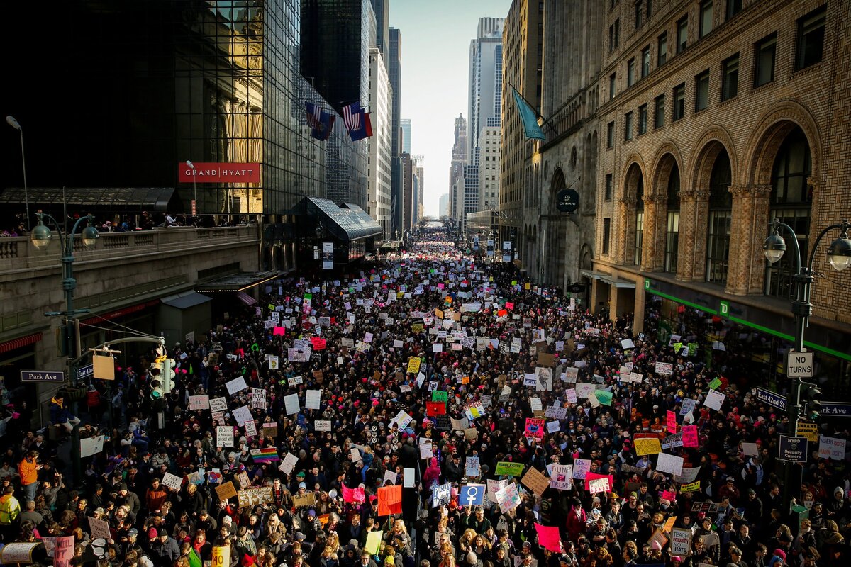 Фото Николь Крейн для The New York Times. https://www.nytimes.com/2017/01/21/us/womens-march.html