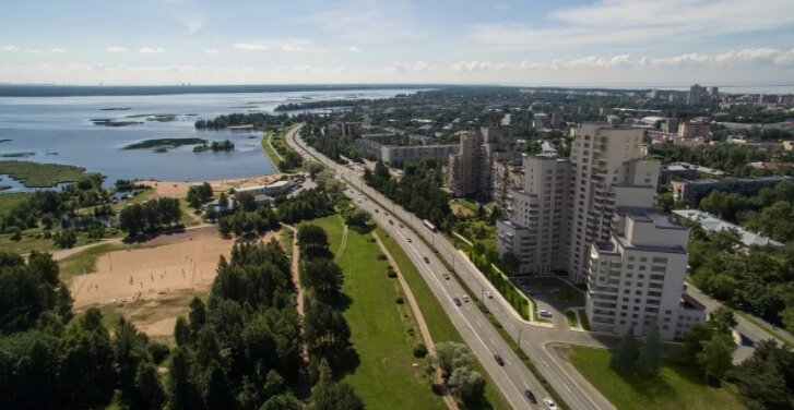 Расположенный на северном берегу Финского залива район знаменит многочисленными парками, пляжами, лесами, которые занимают большую часть территории. 