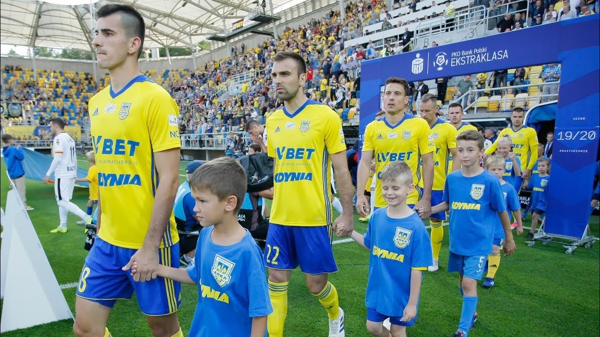 Команда Арка Гдыня выходит на матч.