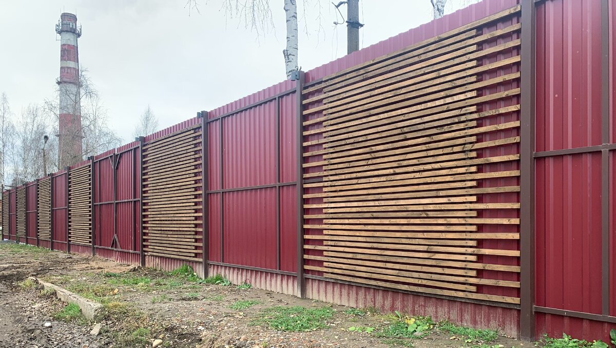 Подсмотрели, как по-новому установить забор из профлиста. Красиво ...